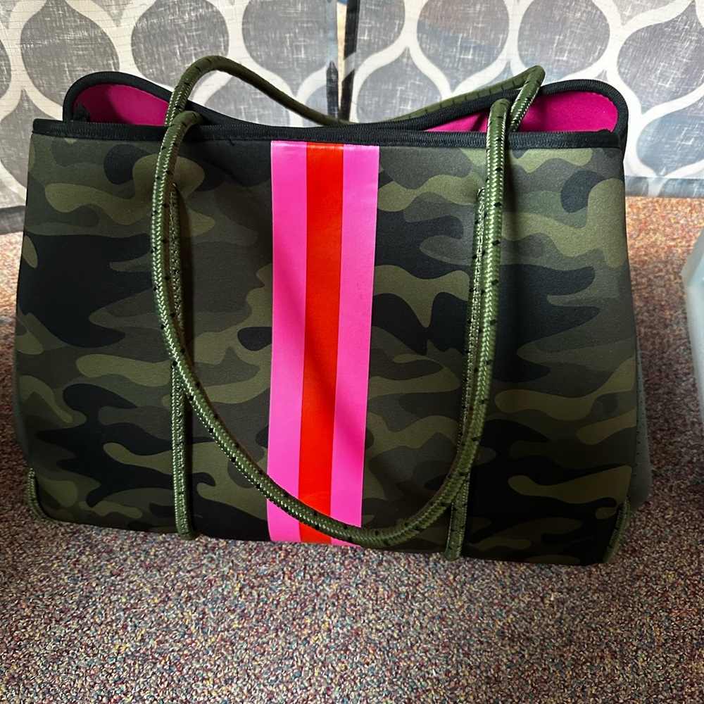 Haute Shore Showoff Neoprene tote-New